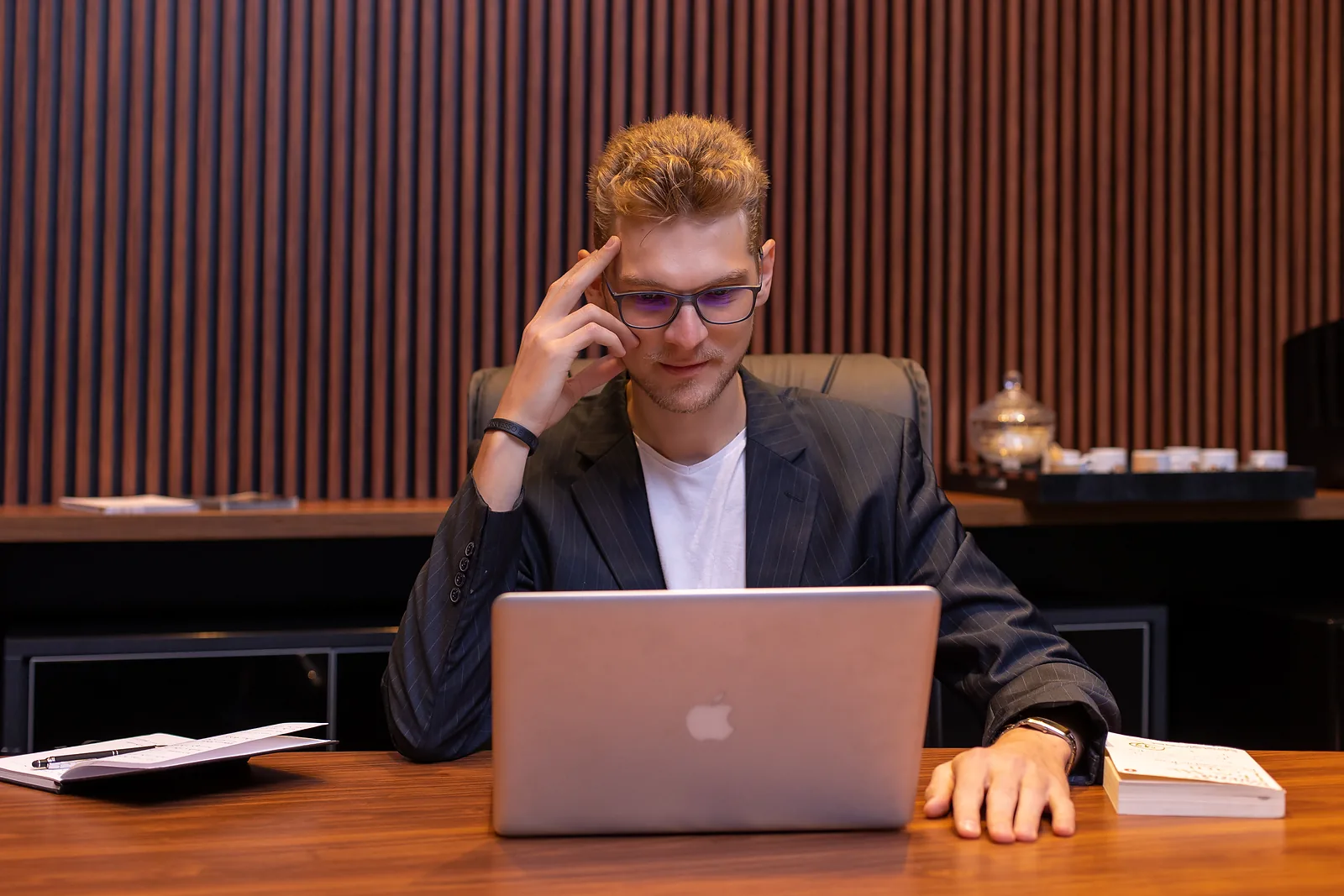 Ricardo Werlang pensativo à mesa, diante de um notebook.