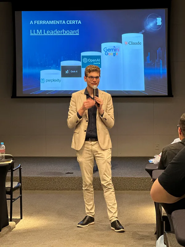 Ricardo Werlang na Imersão Pontua diante do slide A ferramenta certa, com Claude, Gemini e OpenAI.