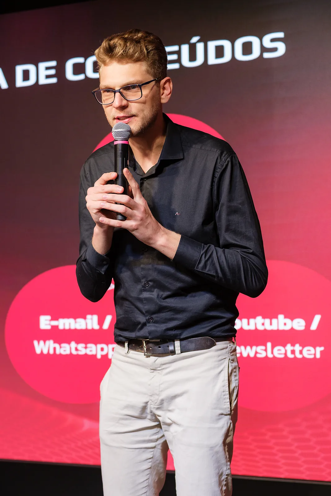 Ricardo Werlang ao microfone, camisa preta, Expert Experience, São Paulo, 2025.
