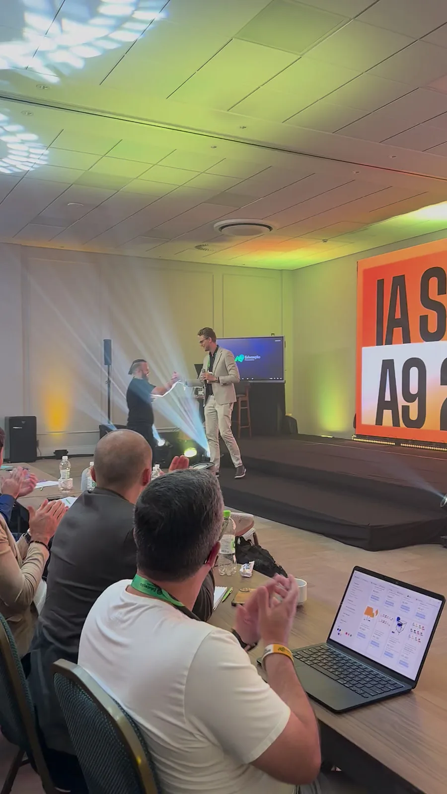 Plateia do IA Summit A9 2026 acompanhando Ricardo Werlang no palco.
