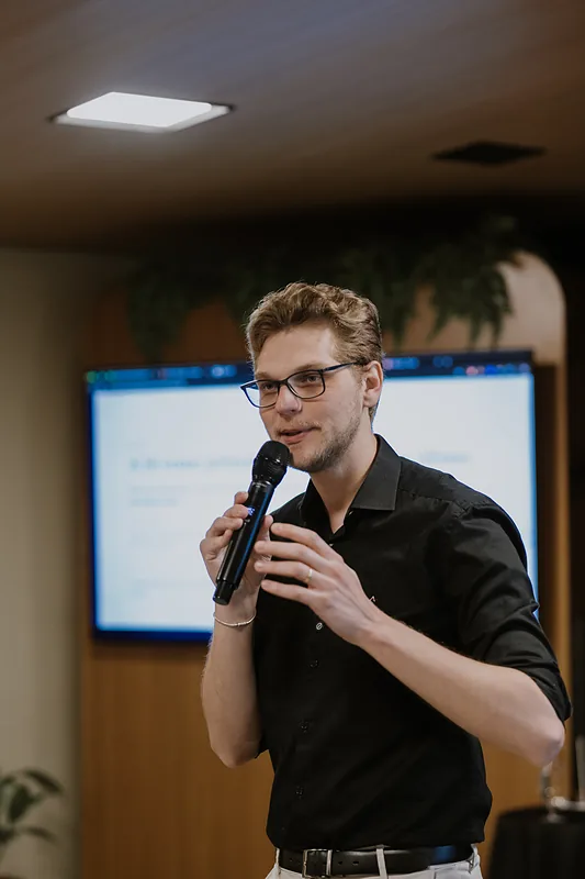 Ricardo Werlang explicando ao microfone, Evento Prospera, 2026.