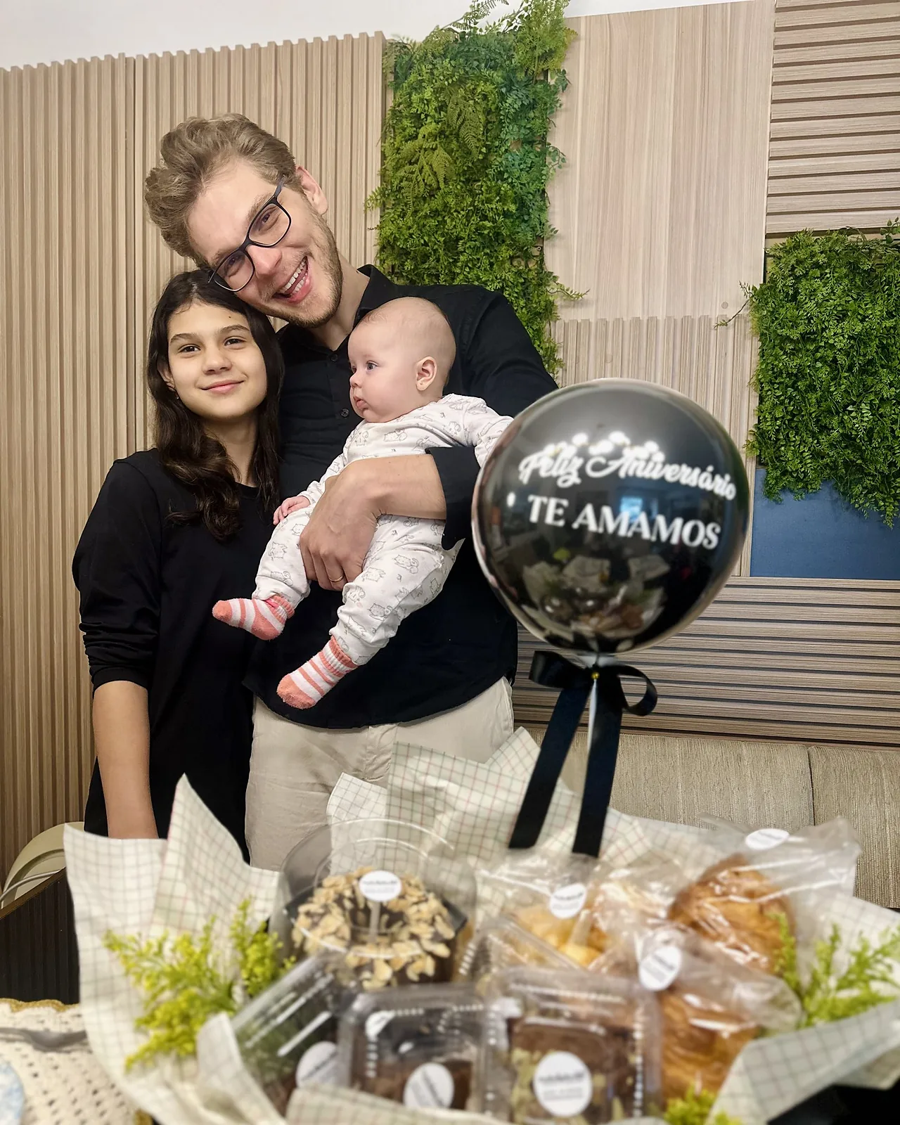 Ricardo Werlang com as filhas Anita e Celina no aniversário dele, balão com a frase Te amamos.