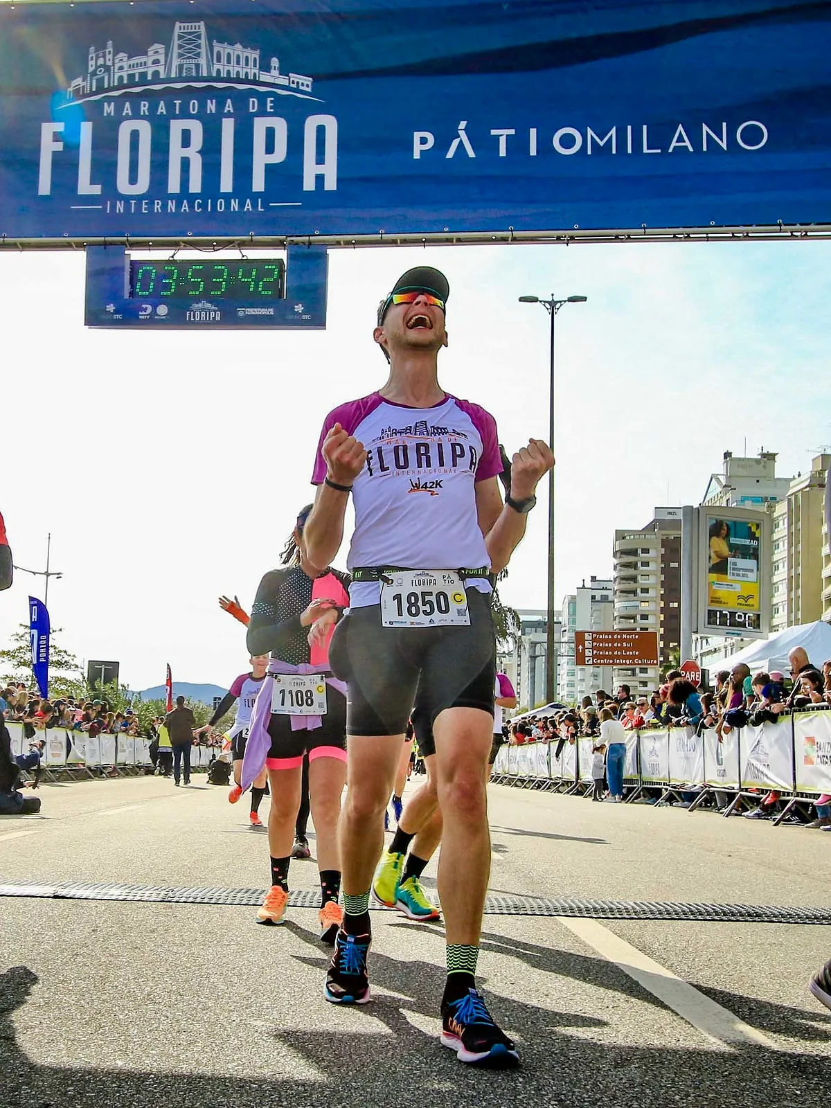 Ricardo Werlang comemora na chegada da Maratona de Floripa Internacional, 42 km.